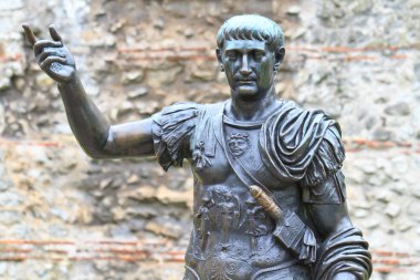 Trajan'ın heykeli, Roma surları, Londra - İngiltere