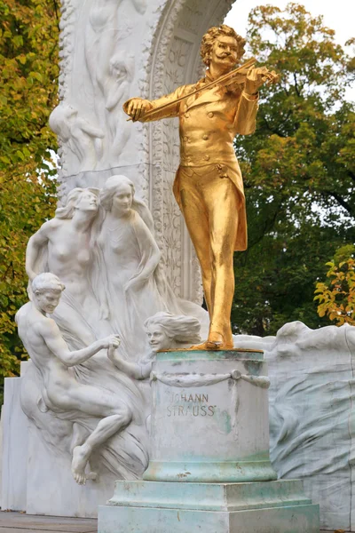 约翰 · 斯特劳斯雕像在维也纳 stadtpark — 图库照片