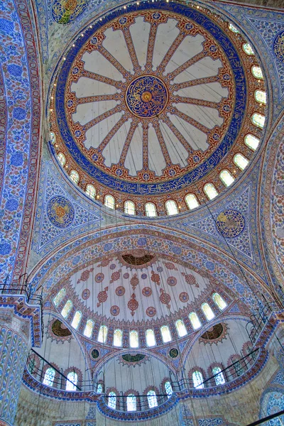 Decoratieve interieur van beroemde blauwe moskee, istanbul, Turkije — Stockfoto