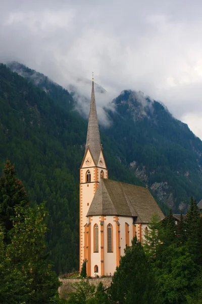 Heiligenblut church on a rainy day, Hohe Tauern National Park, Austria — Stock Photo, Image