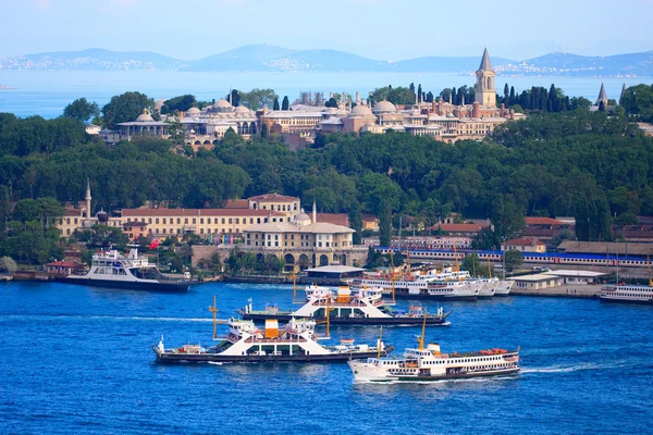 Topkapi palota előtt a Márvány-tengerre, Isztambul, Törökország — Stock Fotó
