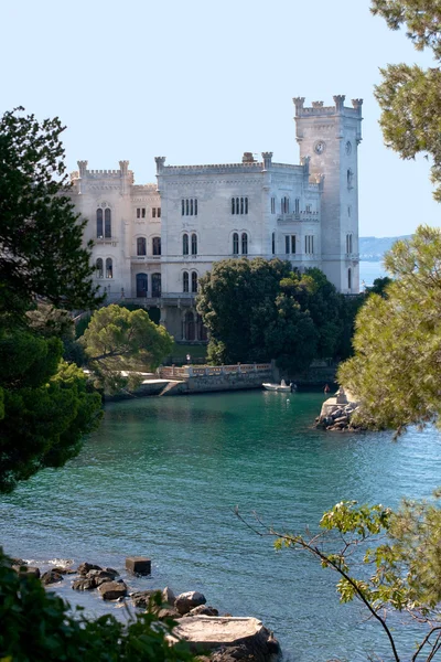 Piękny biały miramare zamek w trieste, Włochy — Zdjęcie stockowe