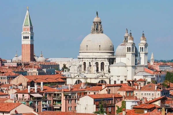 Campanile ve santa maria della salute cathredral, Venedik, İtalya — Stok fotoğraf