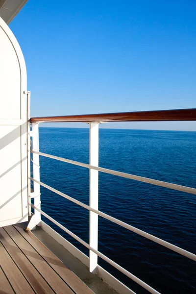 Luxusní výletní lodi balkon pohled na modrý oceán — Stock fotografie