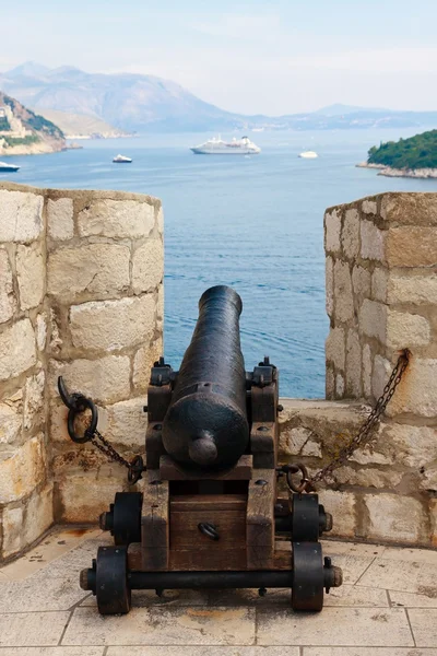Cannon pointing at cruise ship, Dubrovnik walls, Croatia — Stock Photo, Image