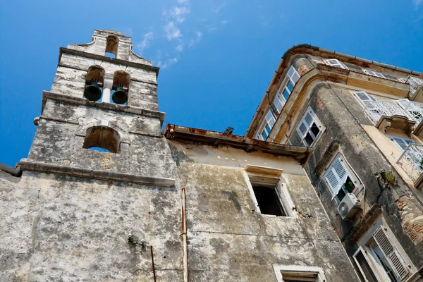 Zkažená starý kostel a domy, město Korfu Řecko — Stock fotografie