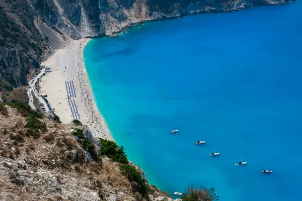 Myrtos pláž pohled s jachty — Stock fotografie