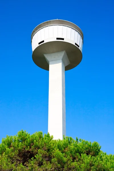 コンクリートの水タワーの前に澄んだ青い空 — ストック写真