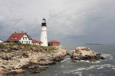 bulutlu gökyüzü, new england, portland, maine önce Cape elizabeth feneri