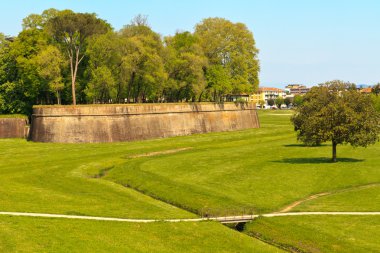 Lucca şehrinin ilkbaharda duvar tahkimatları, Toskana, İtalya