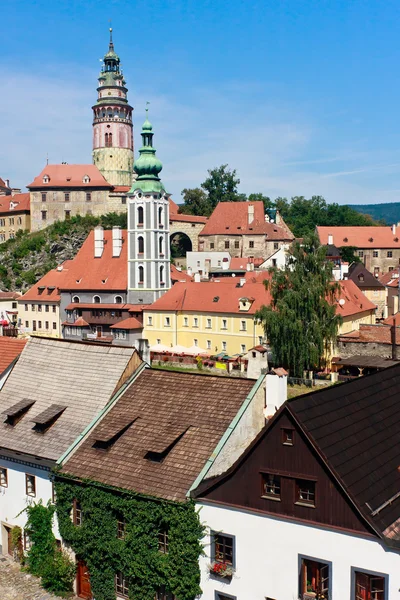 Cesky Krumlov városkép-kastély, a torony és a régi házak — Stock Fotó