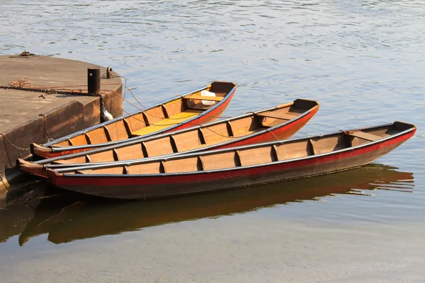 3 つの川のボートおよびはしけ桟橋へ曲がっています。 — ストック写真