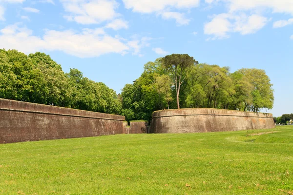 Lucca city wall fortifications in spring, Tuscany, Italy — Stock Photo, Image