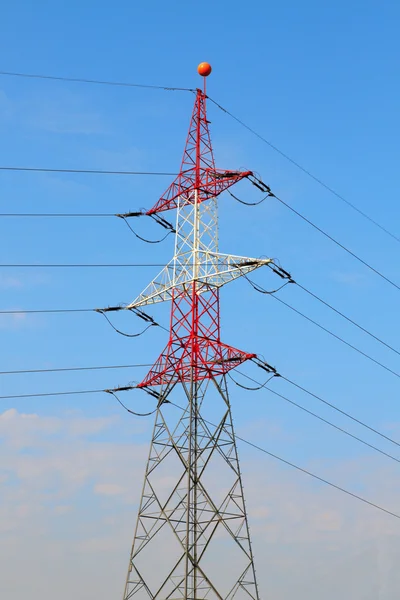 Elektrické věž, veřejné prostranství, stožár elektrického vedení před zamračená obloha modrá — Stock fotografie