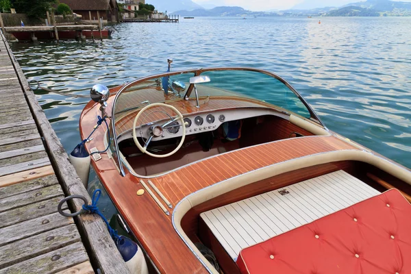 Motoscafo classico in legno sul lago alpino — Foto Stock