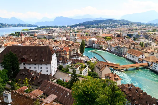 Luzern city pohled z městské hradby s řeky reuss, Švýcarsko — Stock fotografie