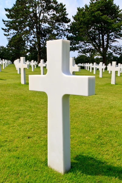 Cruz de mármore do soldado caído, cemitério de guerra americano perto de Omaha — Fotografia de Stock