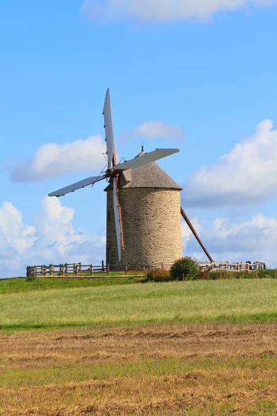 Alte Windmühle in Frankreich — Stockfoto