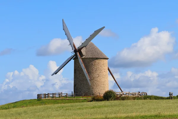 Alte Windmühle in Frankreich — Stockfoto