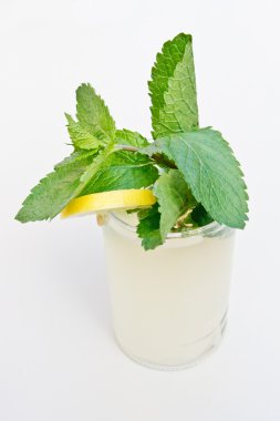 İçecek beyaz zemin üzerine limon ve nane