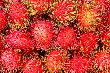 yerel pazarda Rambutan meyve