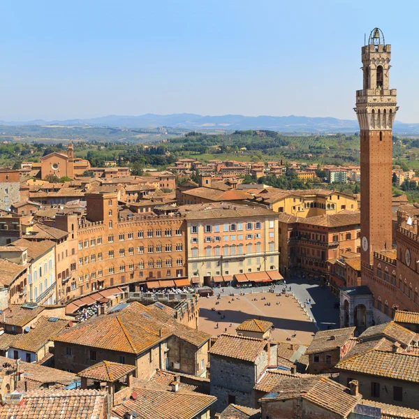 Пьяцца дель Кампо с Palazzo Pubblico, Сиена, Италия — стоковое фото