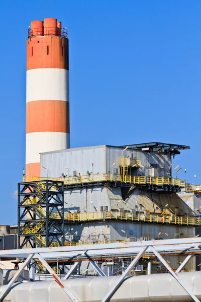 Refinería de petróleo (cielo azul ) —  Fotos de Stock