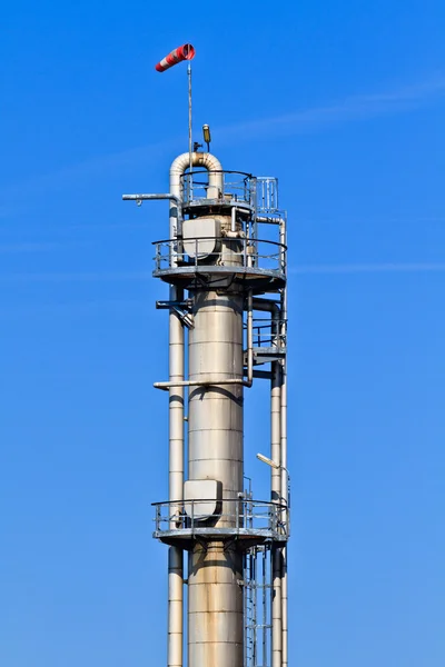 Refinería de petróleo (cielo azul ) — Foto de Stock