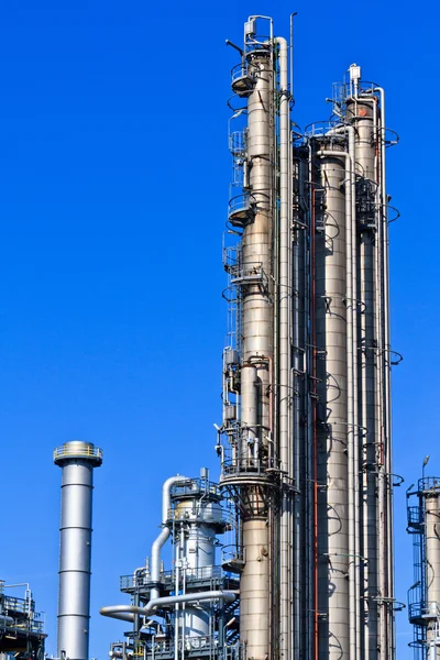 Petrol rafinerisi (mavi gökyüzü) — Stok fotoğraf