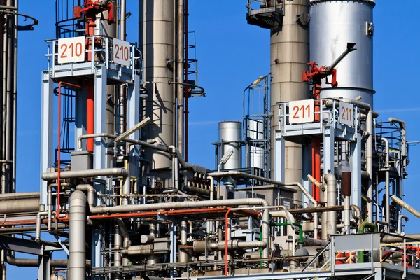 Oljeraffinaderi (blå himmel) — Stockfoto