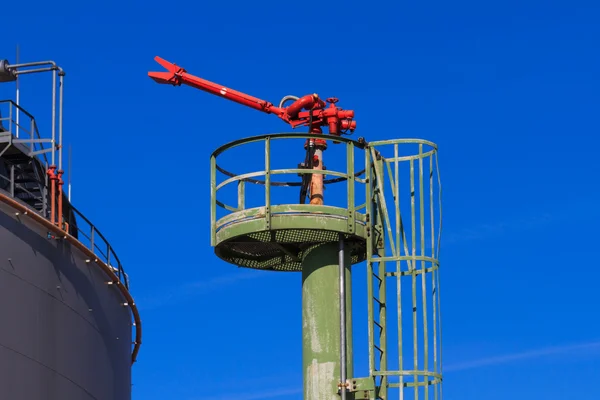 Brandslang, munstycke på en olja, tung industri gasanläggning — Stockfoto