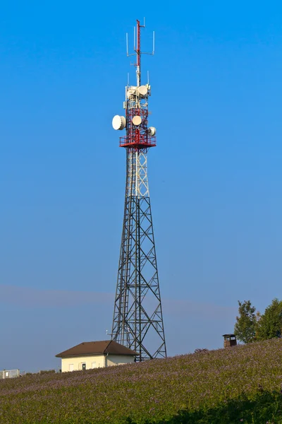 Torre di comunicazione sul campo rurale — Foto Stock