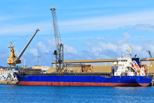 Lastfartyg är omlastning i hamn — Stockfoto
