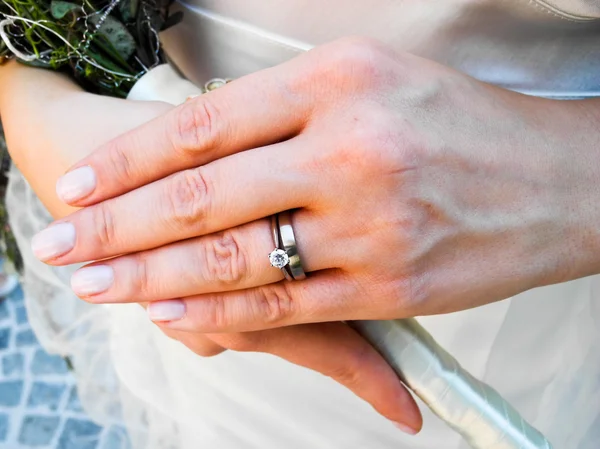 Novia usando su diamante y anillos de boda — Foto de Stock