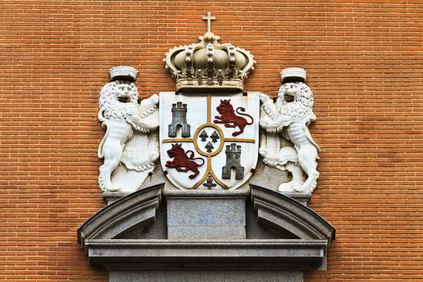 Escudo de los reyes españoles en el edificio de ladrillo de Madrid — Foto de Stock