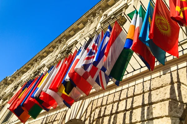 Vienne, Autriche - ensemble international de drapeaux sur le palais de Hofburg — Photo