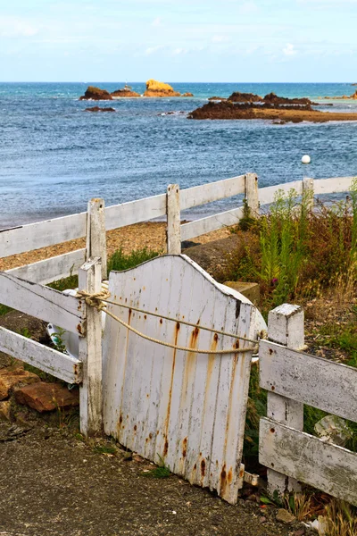 Vecchio recinto in legno bianco — Foto Stock