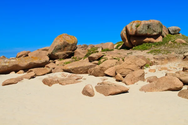 Granite boulders on french atlantic coast beach, Brittany — Stock Photo, Image