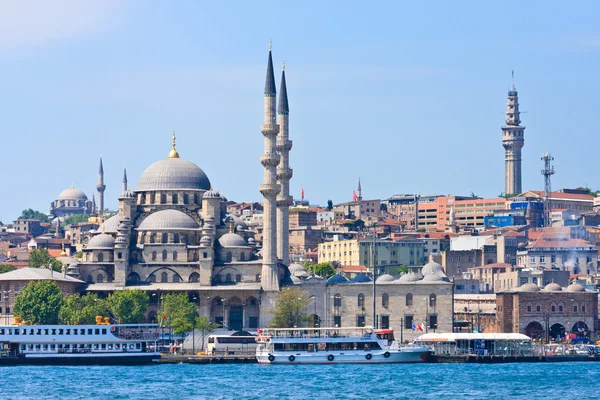 İstanbul yeni Camii ve gemiler, Türkiye — Stok fotoğraf