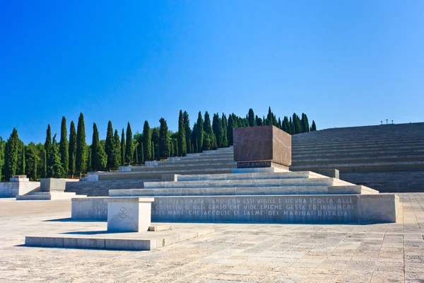 Olasz az i. világháború emlékmű és temető Redipuglia, Olaszország — Stock Fotó