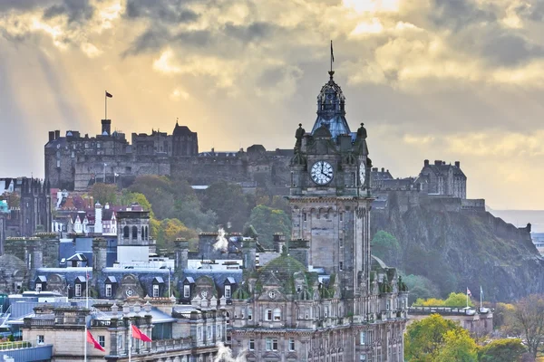 Castillo de Edimburgo y Torre del Reloj Balmoral al anochecer, Escocia —  Fotos de Stock