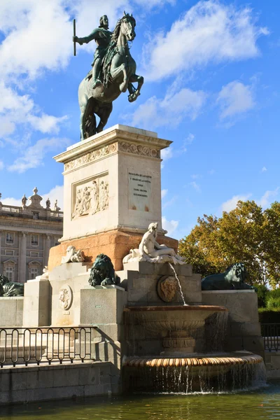 Madrid plaza de oriente, socha felipe iv. Madrid, Španělsko — Stock fotografie