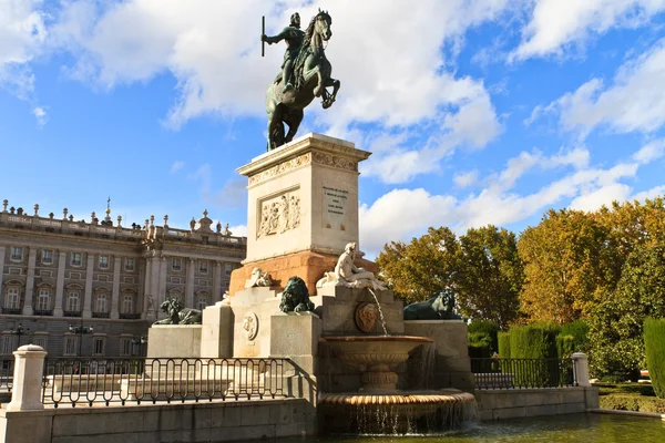 Madrid plaza de oriente, socha felipe iv. Madrid, Španělsko — Stock fotografie