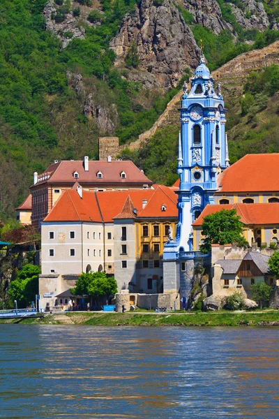 Durnstein iglesia barroca en el río Danubio (Valle de wachau), austria —  Fotos de Stock