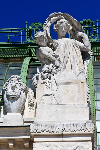 Detalhes arquitetônicos de Palmenhaus e do palácio de Hofburg em Viena — Fotografia de Stock