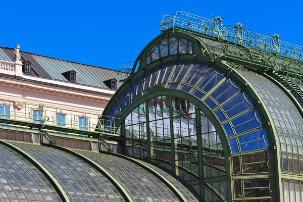 Dettagli architettonici del Palmenhaus e del palazzo Hofburg a Vienna — Foto Stock