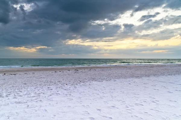 Stormachtige witte strand — Stockfoto