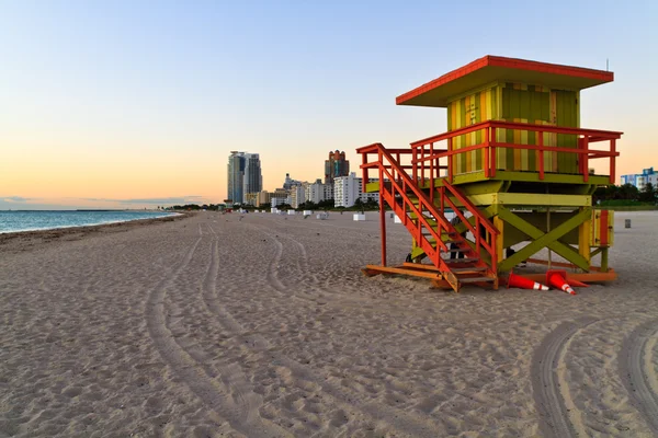 Salida del sol y cabaña en la playa, Miami Beach, Florida, EE.UU. — Foto de Stock