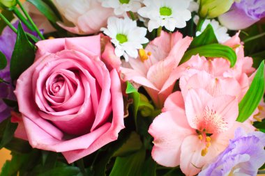 Gül ve bahar çiçek buketi