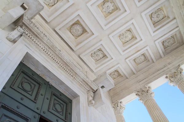 Römische Tempeldetails in Nimes, Provence, Frankreich — Stockfoto